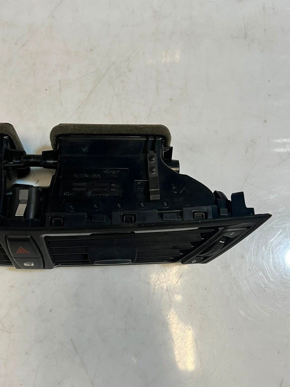 2012-2015 BMW X1 E84 FRONT CENTER Dashboard Air Vent 9258354 OEM