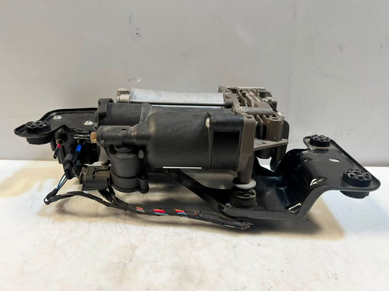 2012 BMW X5 E70 X6 E71 Air Suspension Compressor PUMP 6859714 OEM