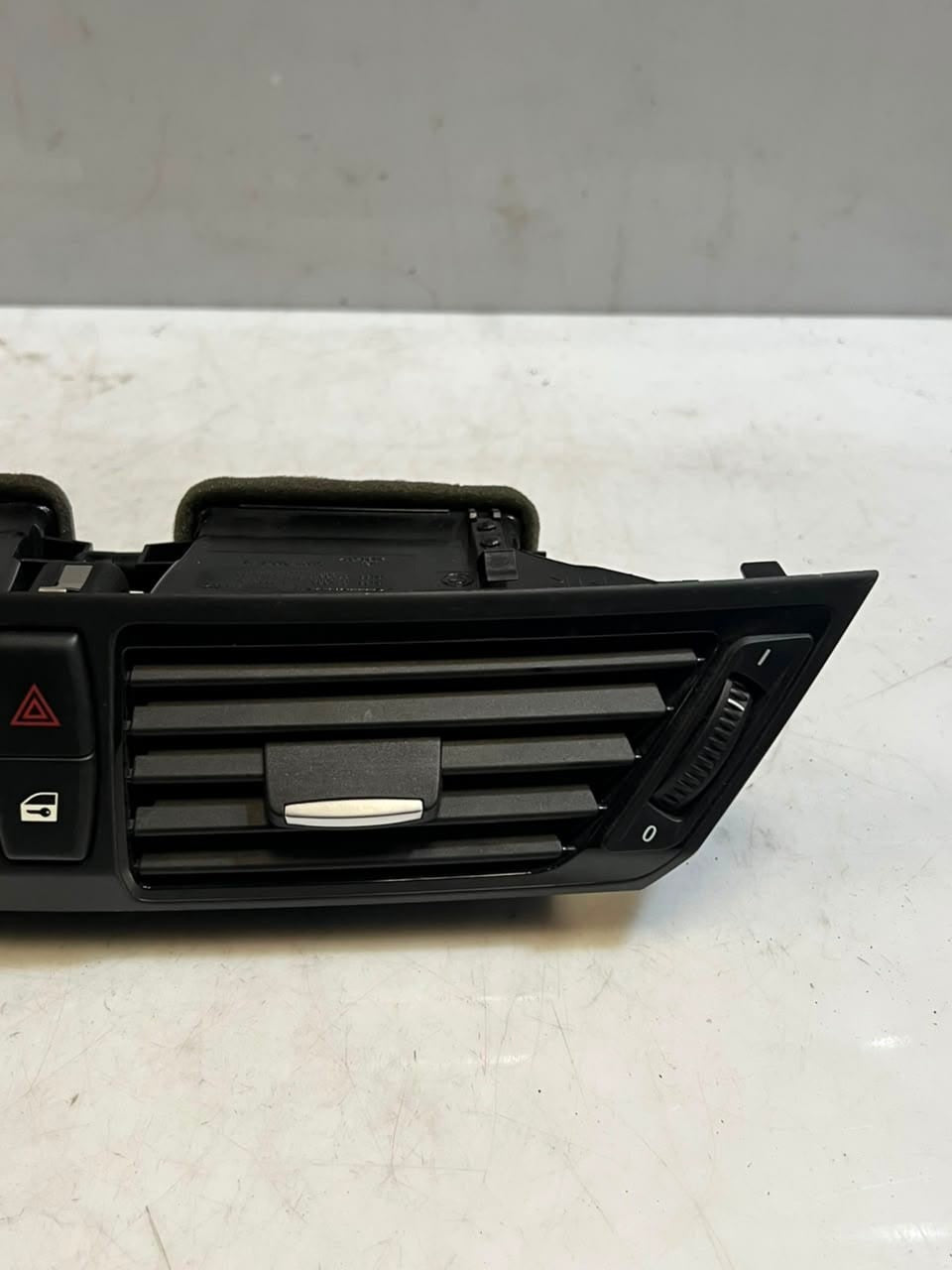 2012-2015 BMW X1 E84 FRONT CENTER Dashboard Air Vent 9258354 OEM