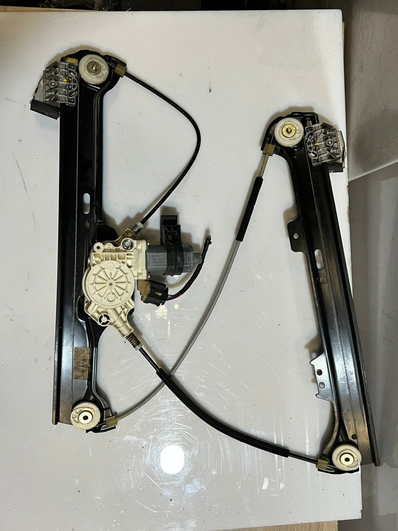 2006-2010 BMW 550i 5 Series E60 E61 Front Right Window Regulator 7184384 OEM