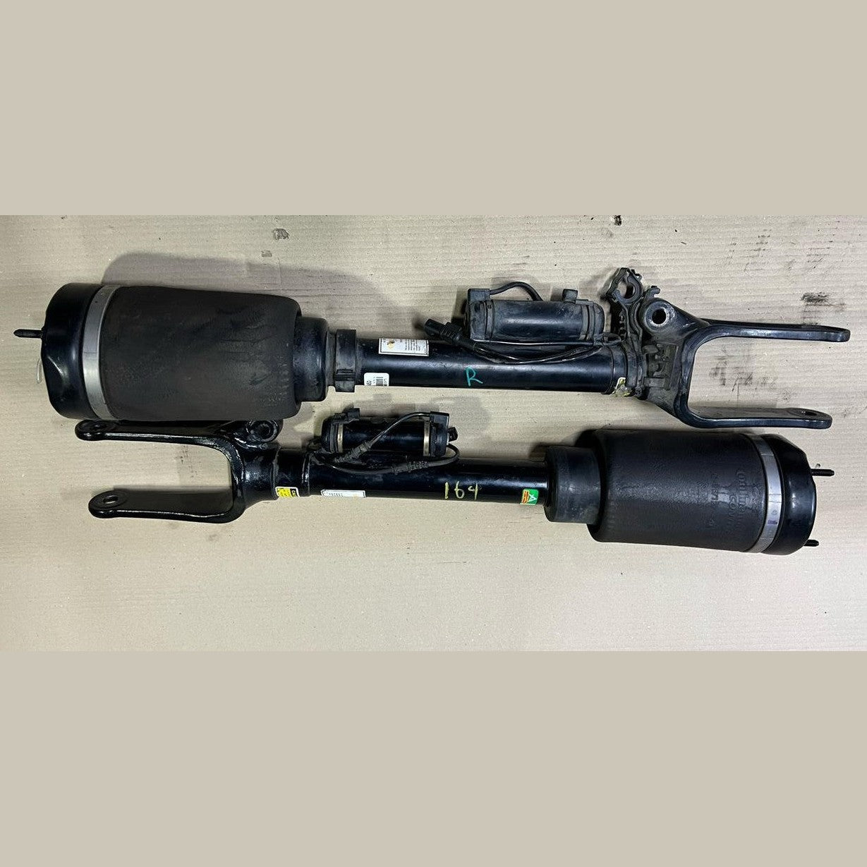 Mercedes W164 GL450 Front Right \ Left Side Air Suspension Shock Absorber Strut
