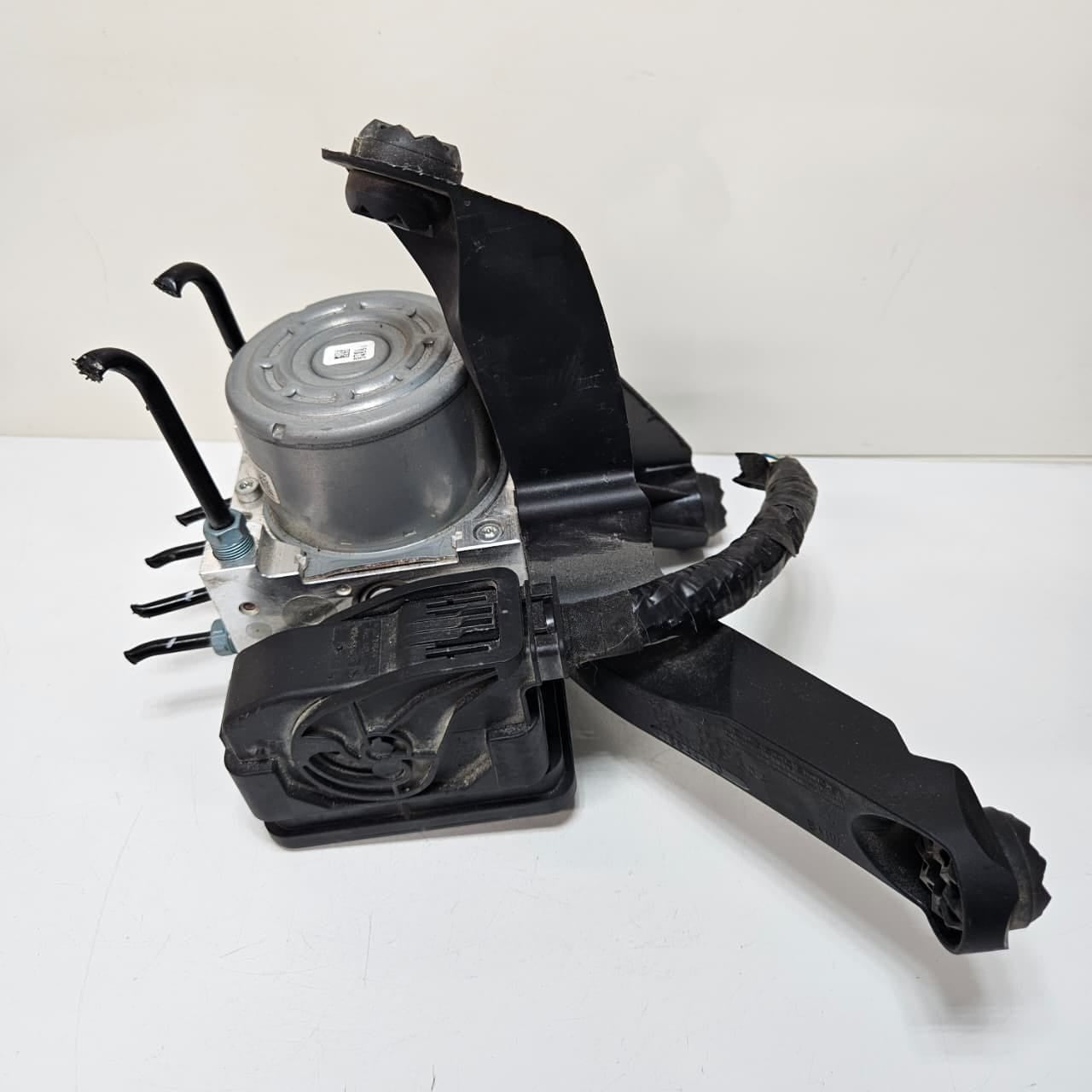 2014-2017 BMW i3 X1 F48 ABS Anti-Lock Brake Pump Control Module 6877112