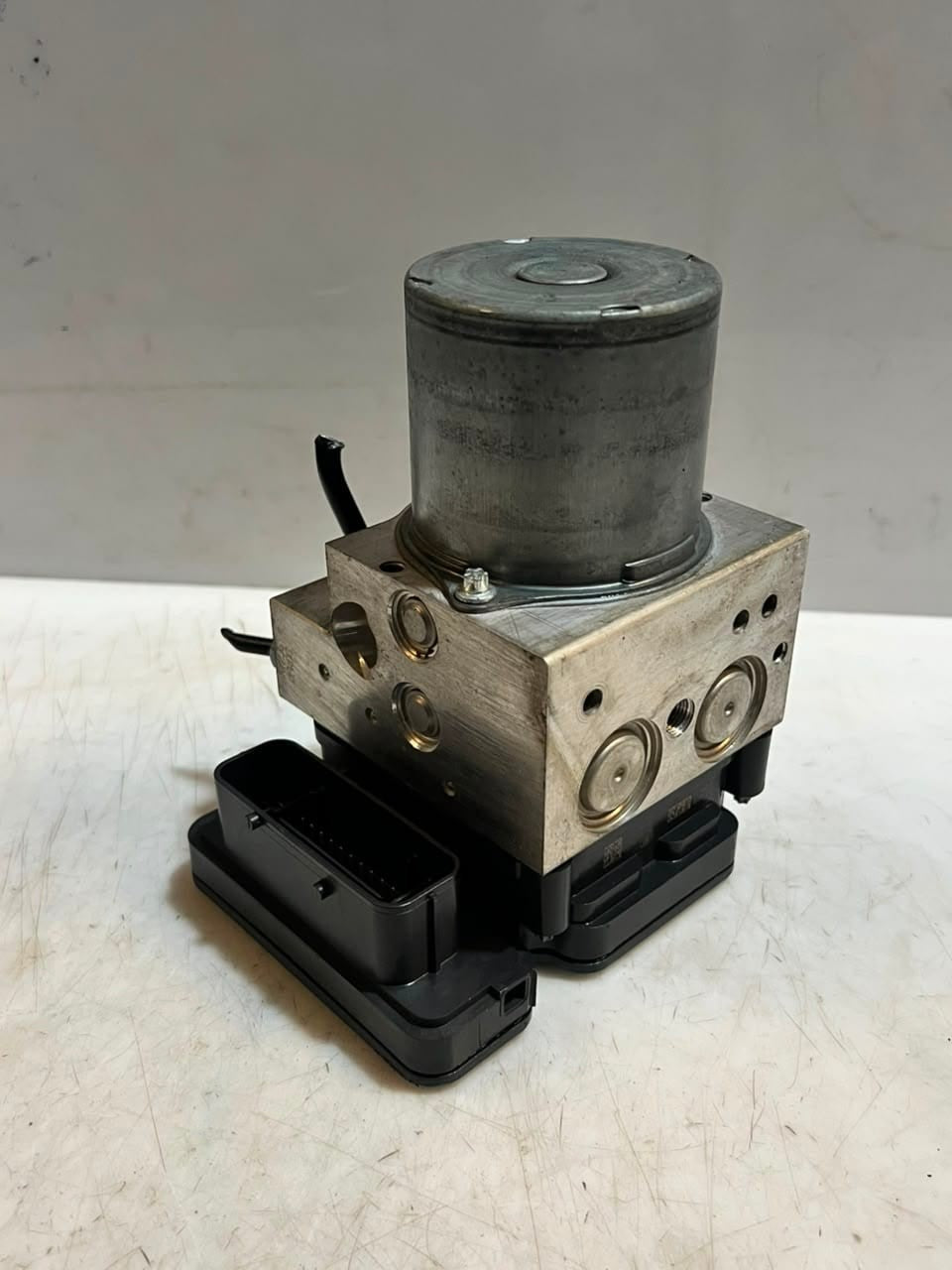 2016 BMW 528i 5 Series F10 and 6 Series F12 L6 DXC9 Abs Pump 6876908 OEM