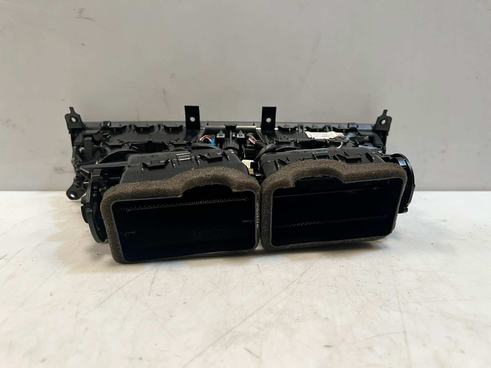 BMW 7 Series F01 F02 F03 F04 Dashboard Center Air Vent Grille Center 9115860