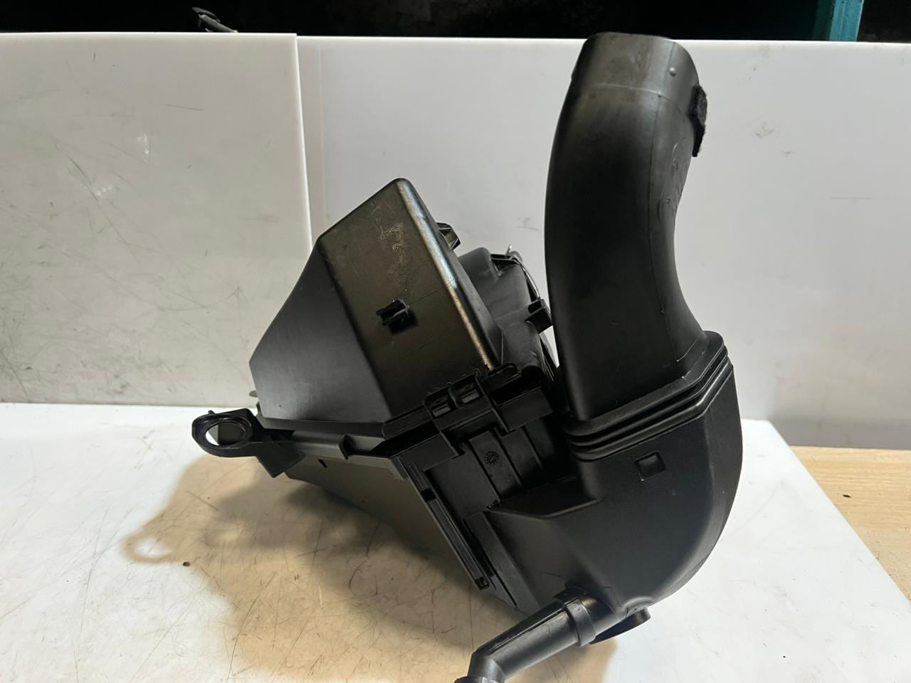 2011 BMW E90, E91, E92, E93 X1 E84 130KW DIESEL Air Filter Housing 8512599 OEM
