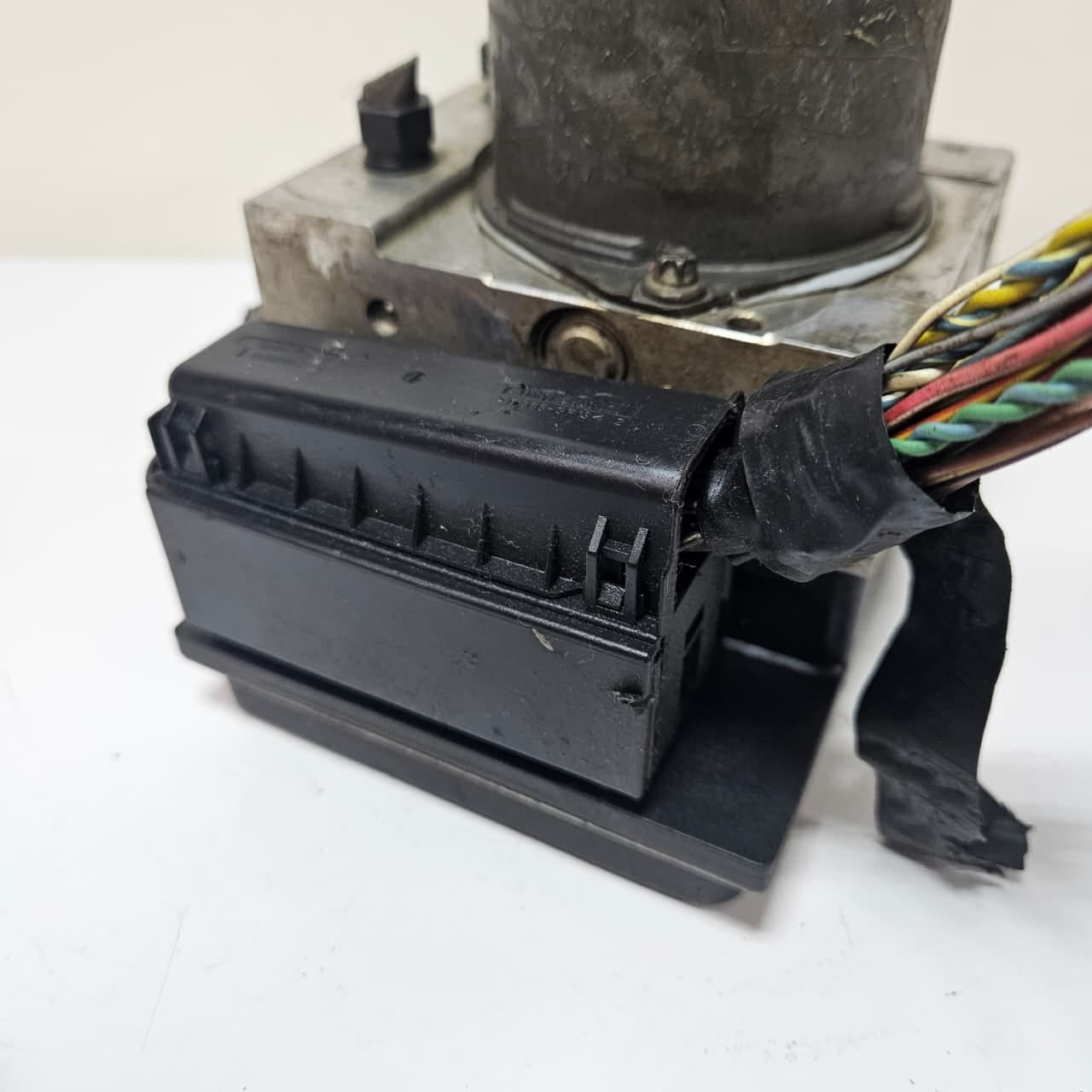 2000-2006 BMW X3 E83 ABS Pump Control Module 6773012 USED