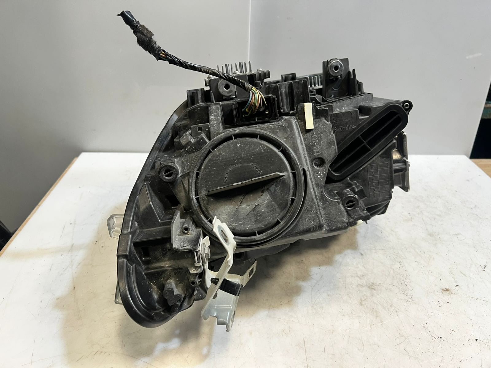 2011-2012 BMW 1' F20 F21 120i LEFT RIGHT Bi-Xenon Headlight 7229687 7229688 ECE