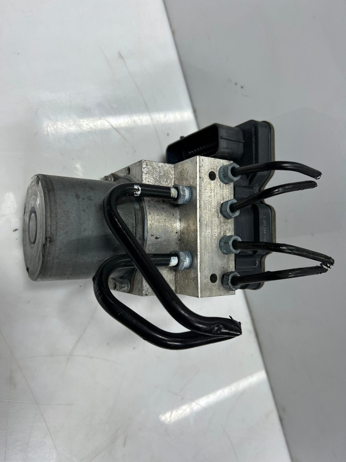 2014-2018 BMW F15 X5 and F16 X6 35iX Abs DIsc Brake Pump Control Module 6864798