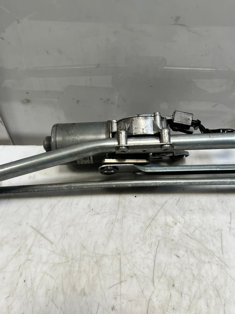 2010-2015 BMW X1 E84 Front Windshield Wiper Motor And Linkage 2992466 OEM