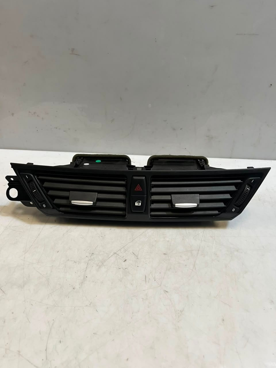 2012-2015 BMW X1 E84 FRONT CENTER Dashboard Air Vent 9258354 OEM