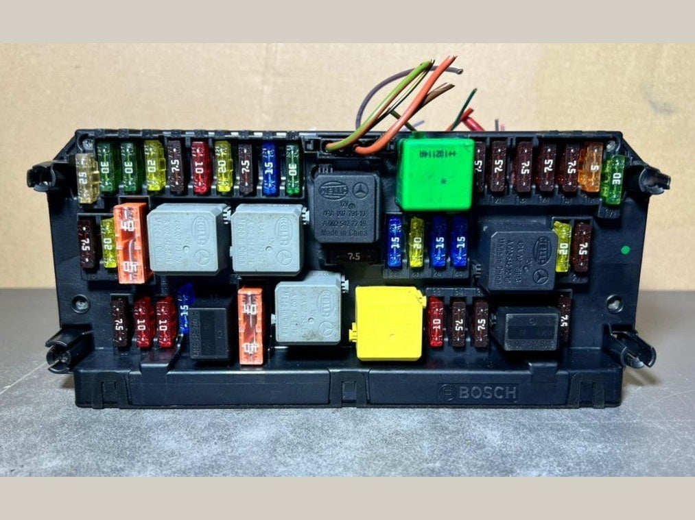 10-16 Mercedes-Benz W212 W204 Front SAM Module Relay Fuse Box A212 9008307 OEM