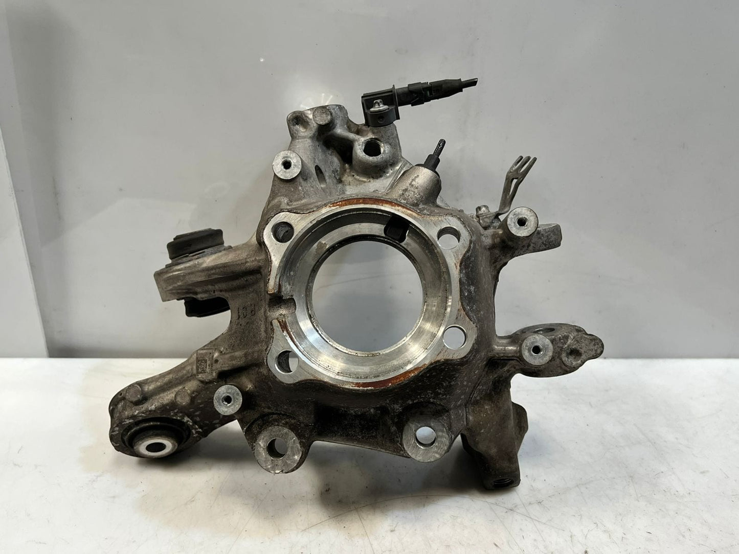BMW 8 Series G14, G15, G16 Rear Wheel Hub Spindle Rear Right 6850564 OEM
