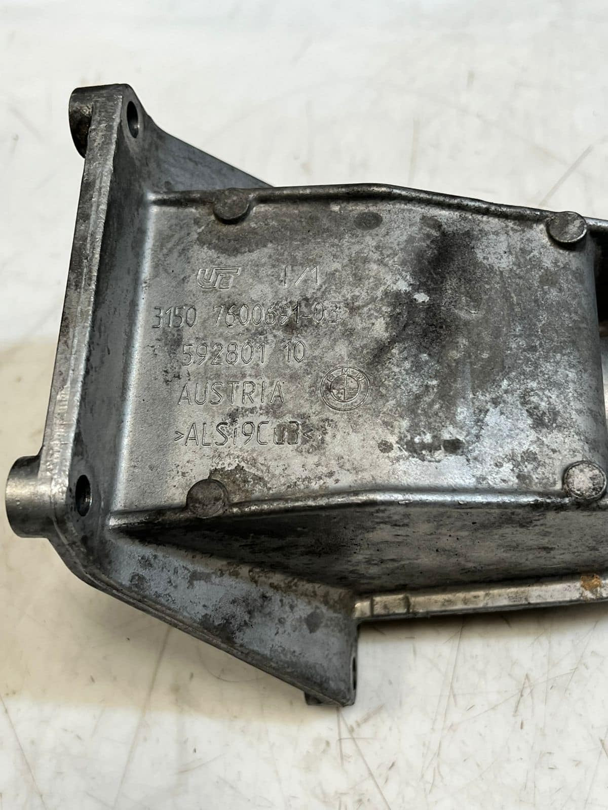 2014-2018 BMW X5 F15 and E70 LCI FRONT Driveshaft Support Bracket 7600691 OEM