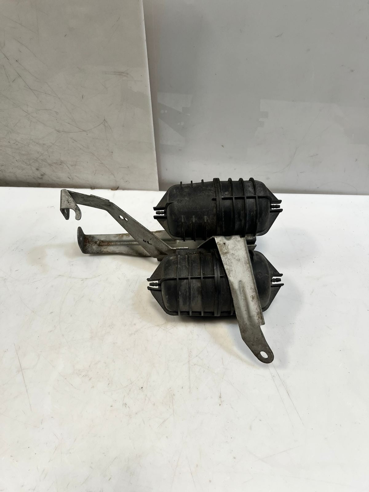 07-10 BMW E82 E88 E90 E92 135i 335i Turbo Vacuum Tank Canisters BrackeT 7558322