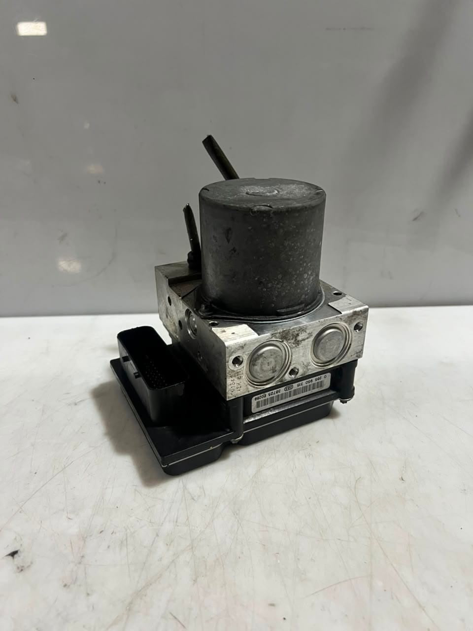 BMW 5 Series E60 E61 E63 E64 ABS Pump with Control Module 6766300 OEM