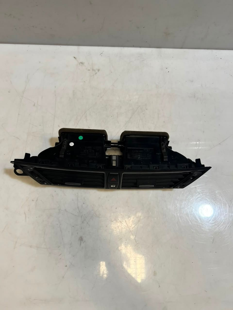 2012-2015 BMW X1 E84 FRONT CENTER Dashboard Air Vent 9258354 OEM