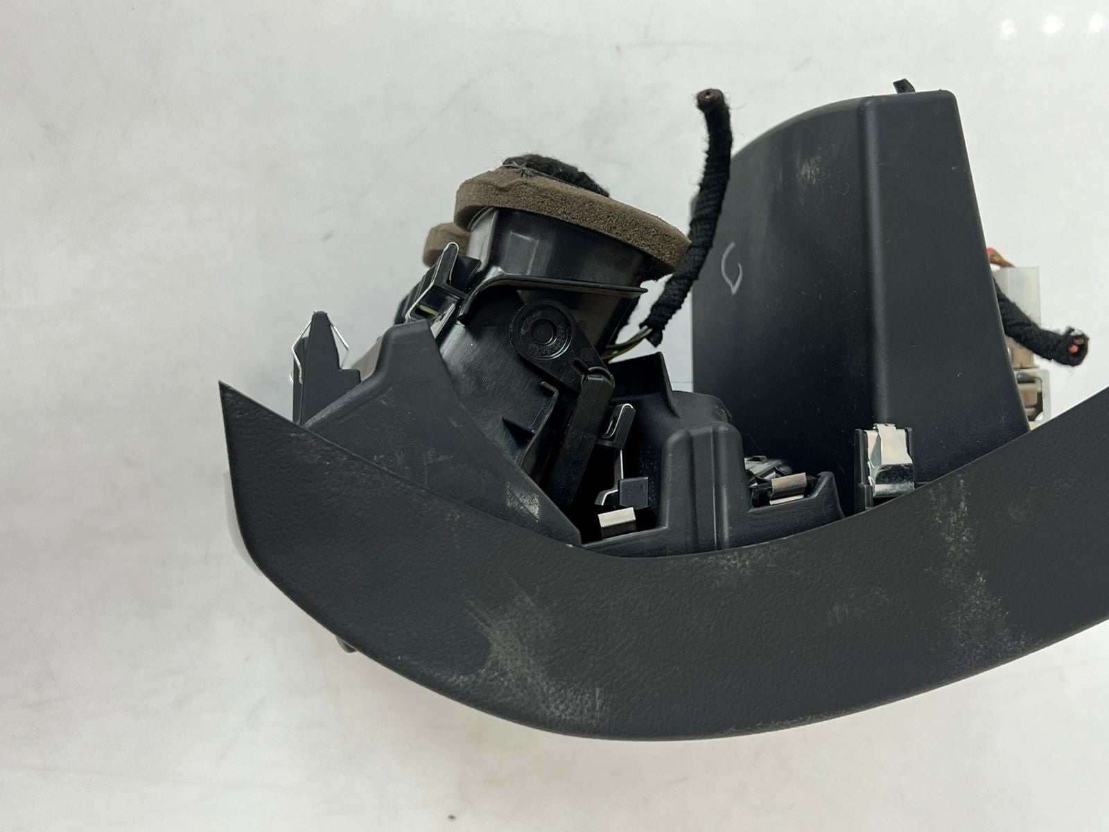 BMW F90 M5, G30, G31, G32 Rear Center Console Fresh Air Vent Grille 9357866 OEM 