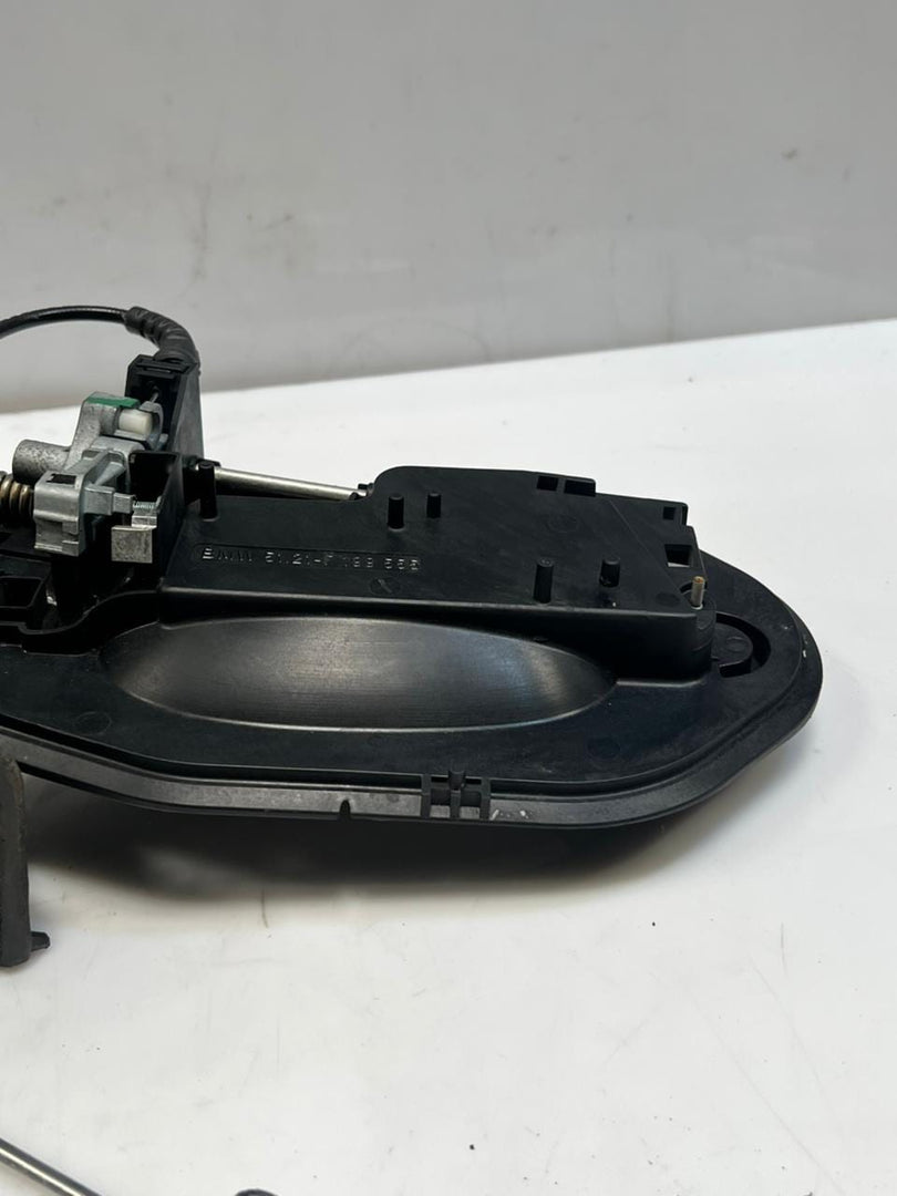 2008-2009 BMW E60 FRONT Left Exterior Door Handle Carrier REGULATOR 7199555 OEM