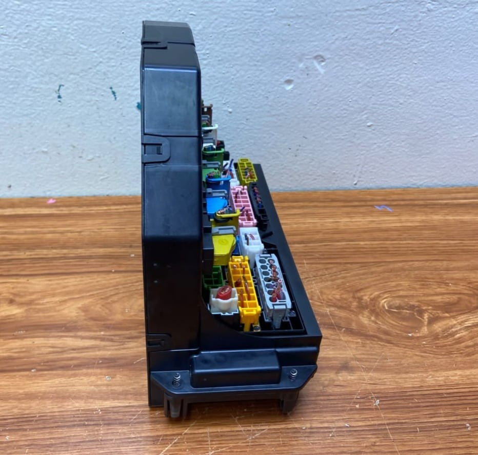 Mercedes-Benz Front Fuse Box Control Module A2129005912 C-Class W204 S204