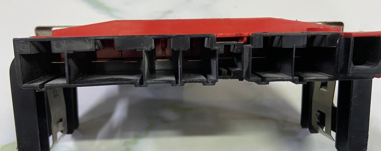 OEM BMW F10 F06 F12 F13 Battery Terminal Distribution Fuse Box 9240490