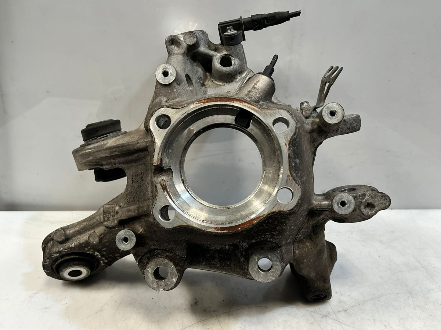 BMW 8 Series G14, G15, G16 Rear Wheel Hub Spindle Rear Right 6850564 OEM