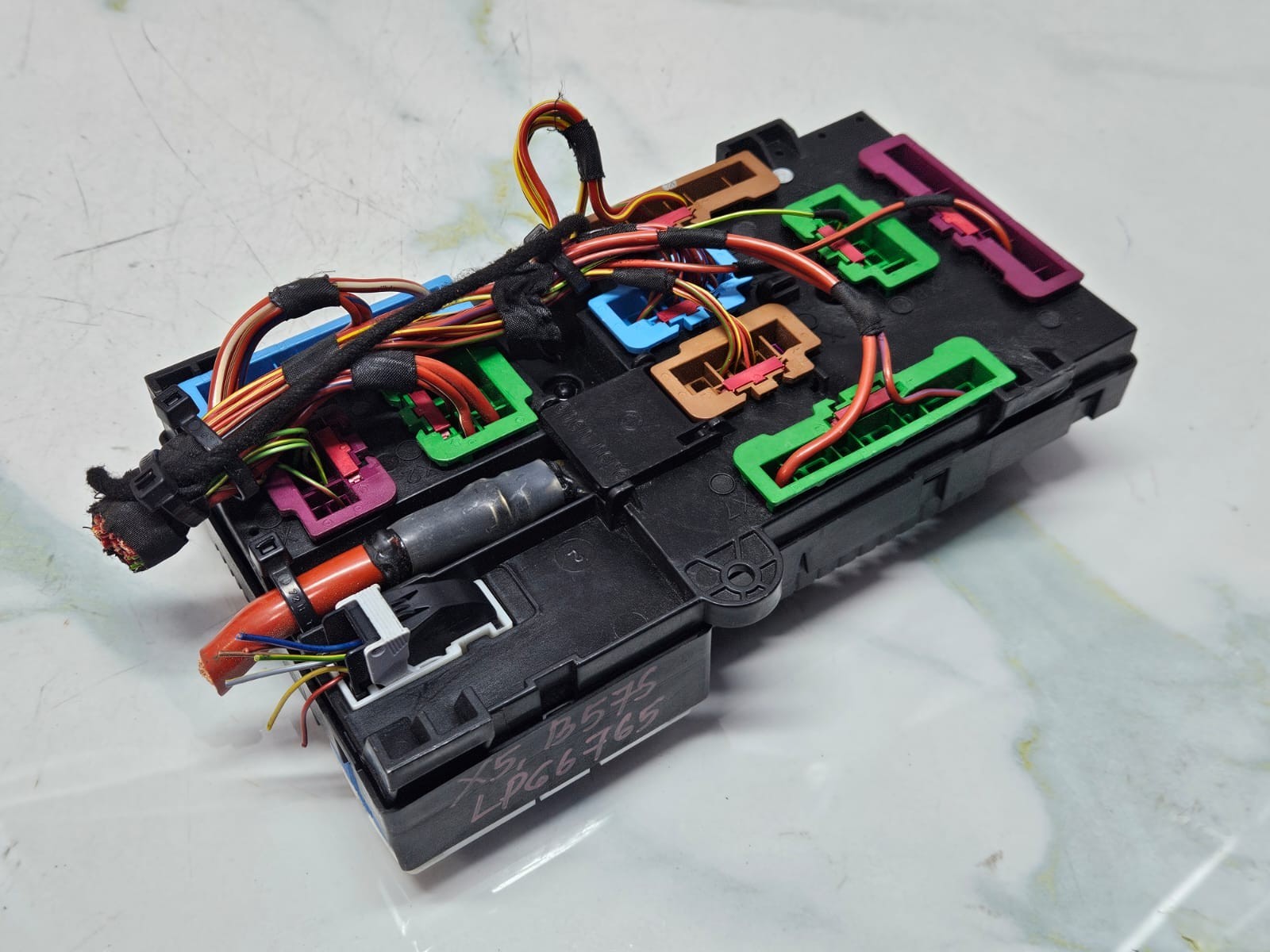 2019-2023 BMW X7 X5 G05 Rear Power Distribution Fuse Box 8706212 OEM