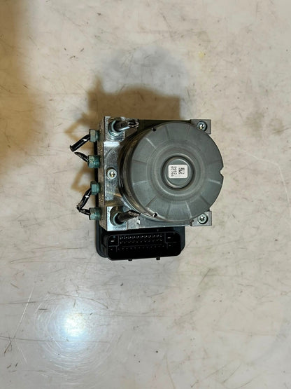 2018 BMW 320i F30 F31 F32 Abs Pump Control Module 6881172 OEM