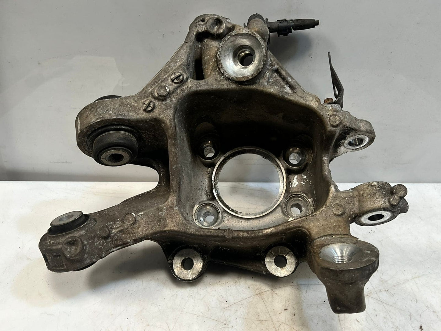 BMW 8 Series G14 G15 G16 Rear Wheel Hub Carrier Rear Left SPINDLE 6850563 OEM