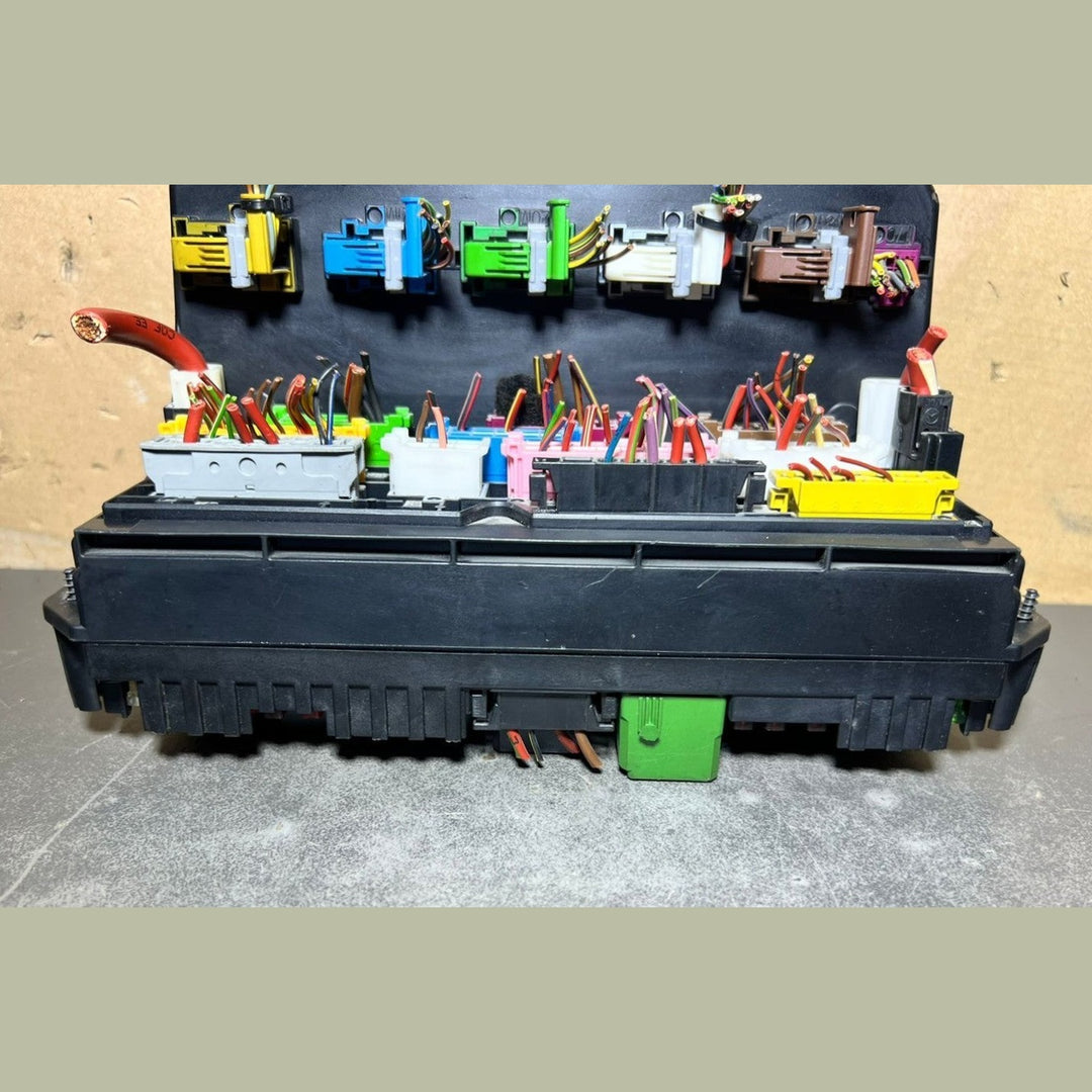 10-16 Mercedes-Benz W212 W204 Front SAM Module Relay Fuse Box A212 9002827 OEM
