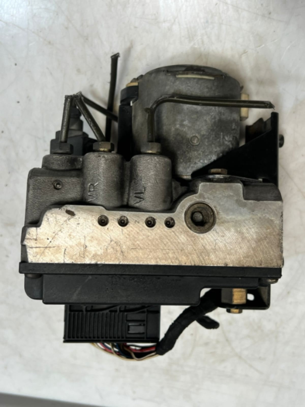 1997-2000 BMW 528i 5 Series E39 Abs Brake Pump Module 0265217000 1090910 OEM