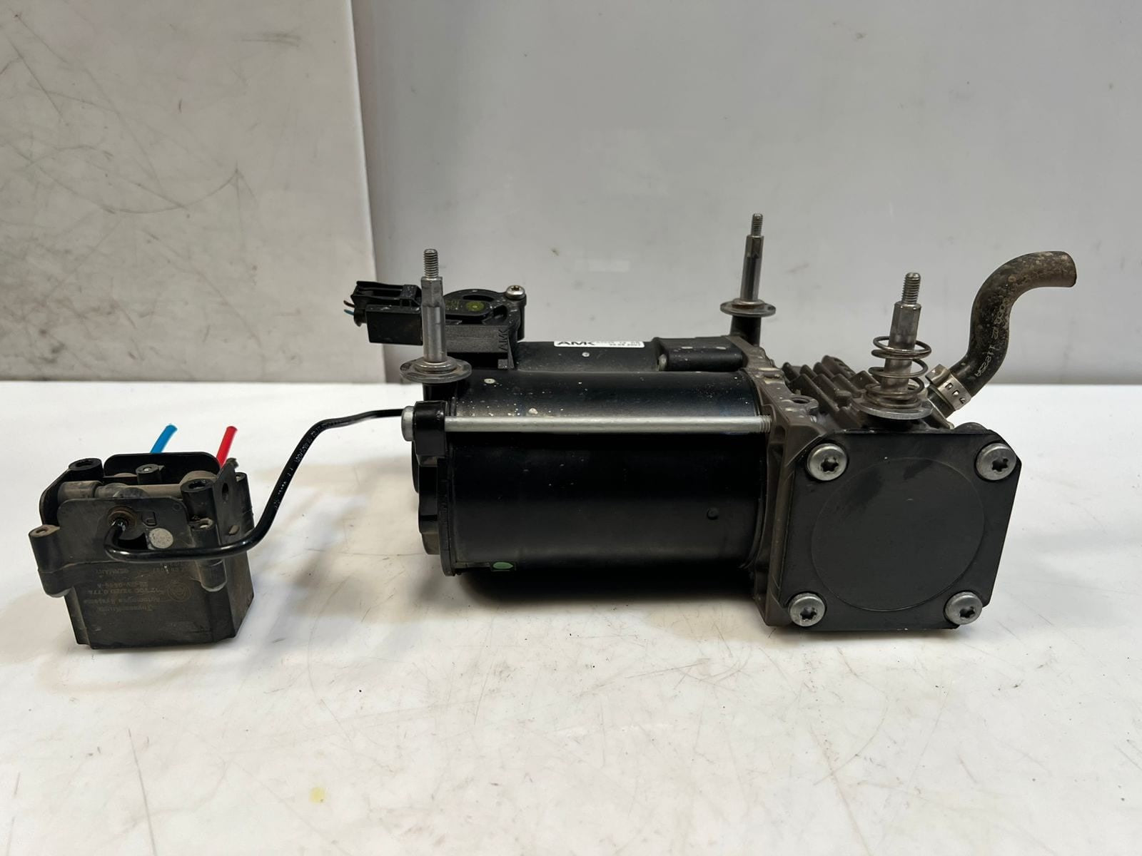 2007-2013 BMW X5 E70 and X6 E71 E72 Air Suspension Compressor EBLV0514 OEM