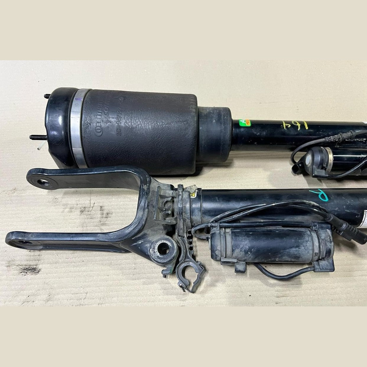 Mercedes W164 GL450 Front Right \ Left Side Air Suspension Shock Absorber Strut