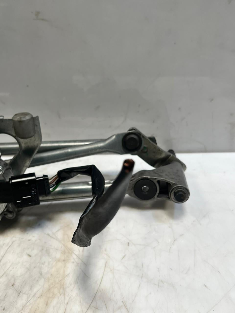 2010-2015 BMW X1 E84 Front Windshield Wiper Motor And Linkage 2992466 OEM