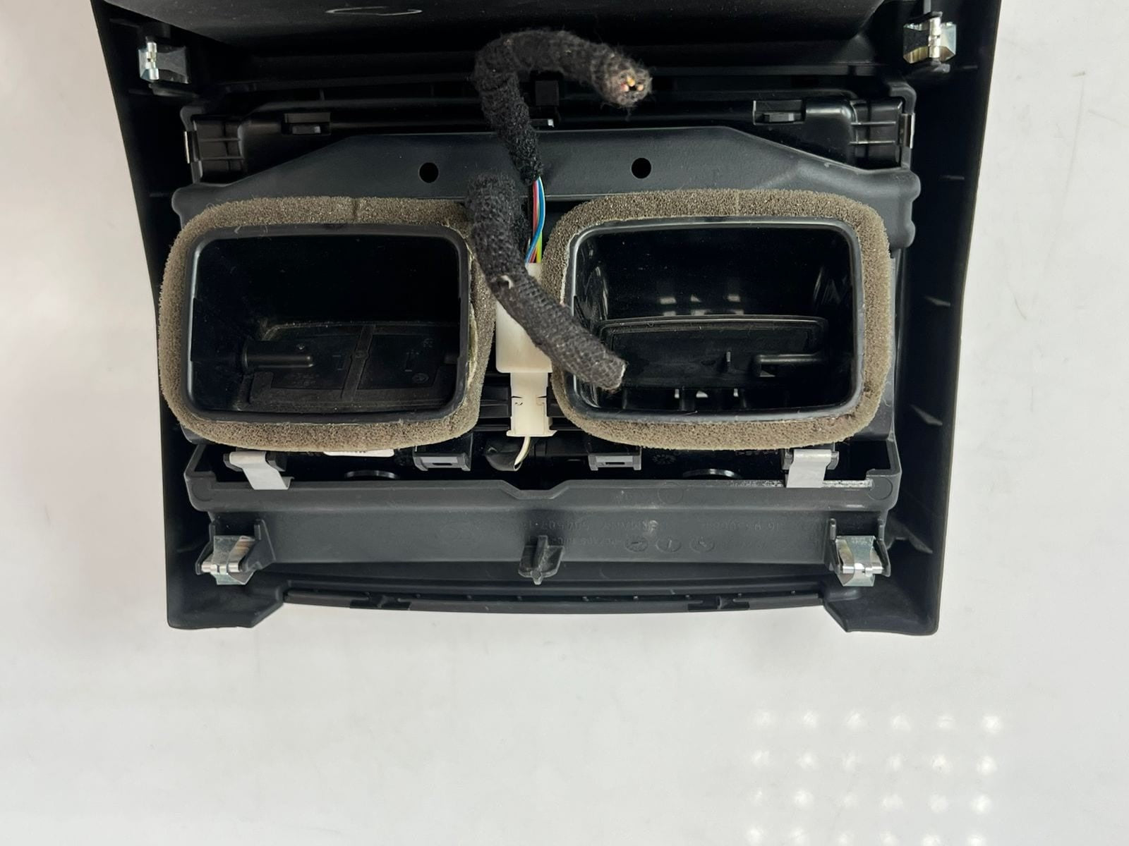 BMW F90 M5, G30, G31, G32 Rear Center Console Fresh Air Vent Grille 9357866 OEM 