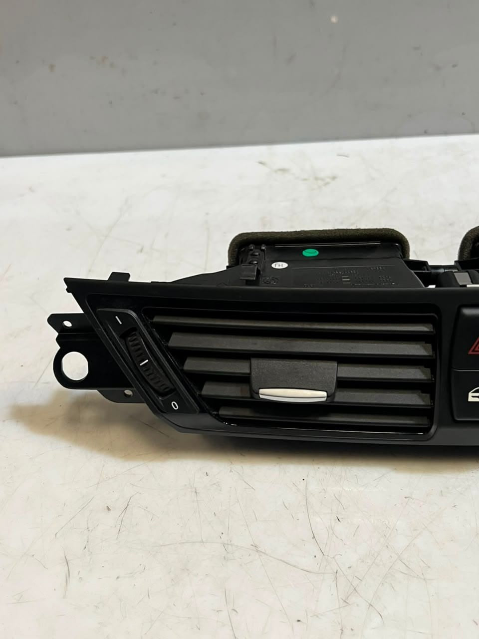 2012-2015 BMW X1 E84 FRONT CENTER Dashboard Air Vent 9258354 OEM