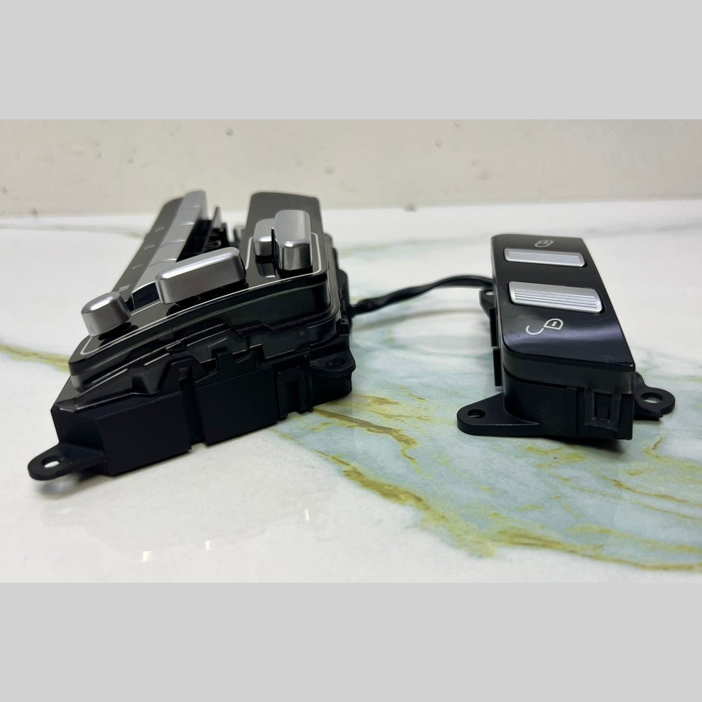 Mercedes-Benz Front Passenger Seat Control Switch Unit A221 8701879 W221 S-Class