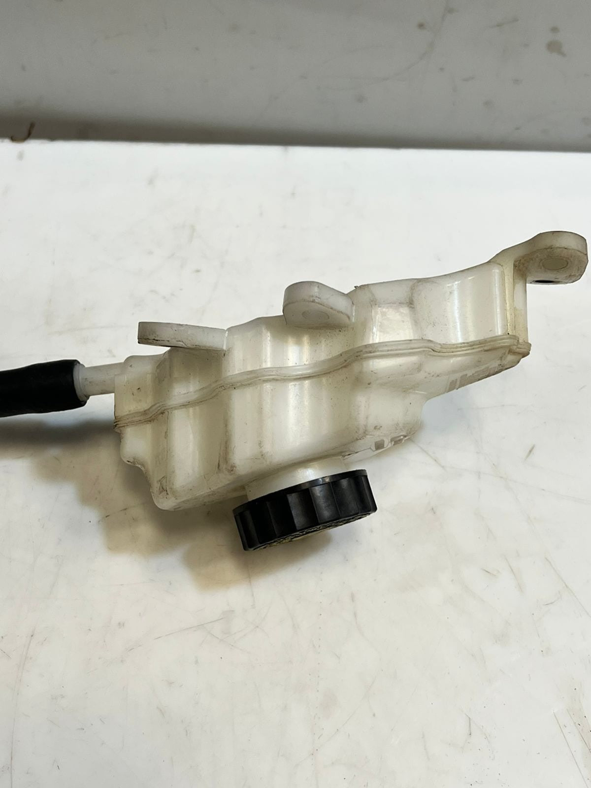 2022-2025 BMW iX 120 40 XDRIVE Brake Fluid Reservoir Expansion Tank 6898196 OEM
