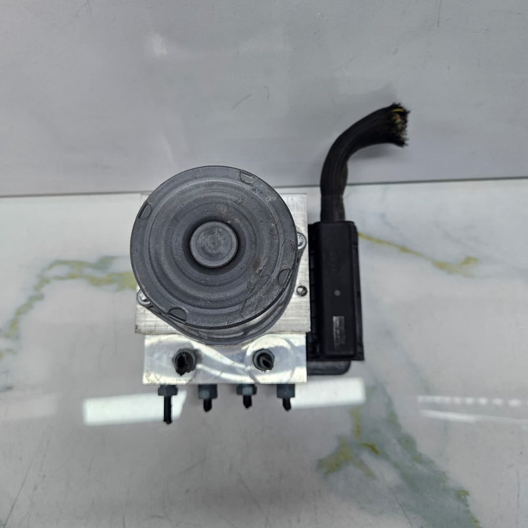 2011-2016 BMW F10 528i ABS Control Module 6853400 DXC9 L6