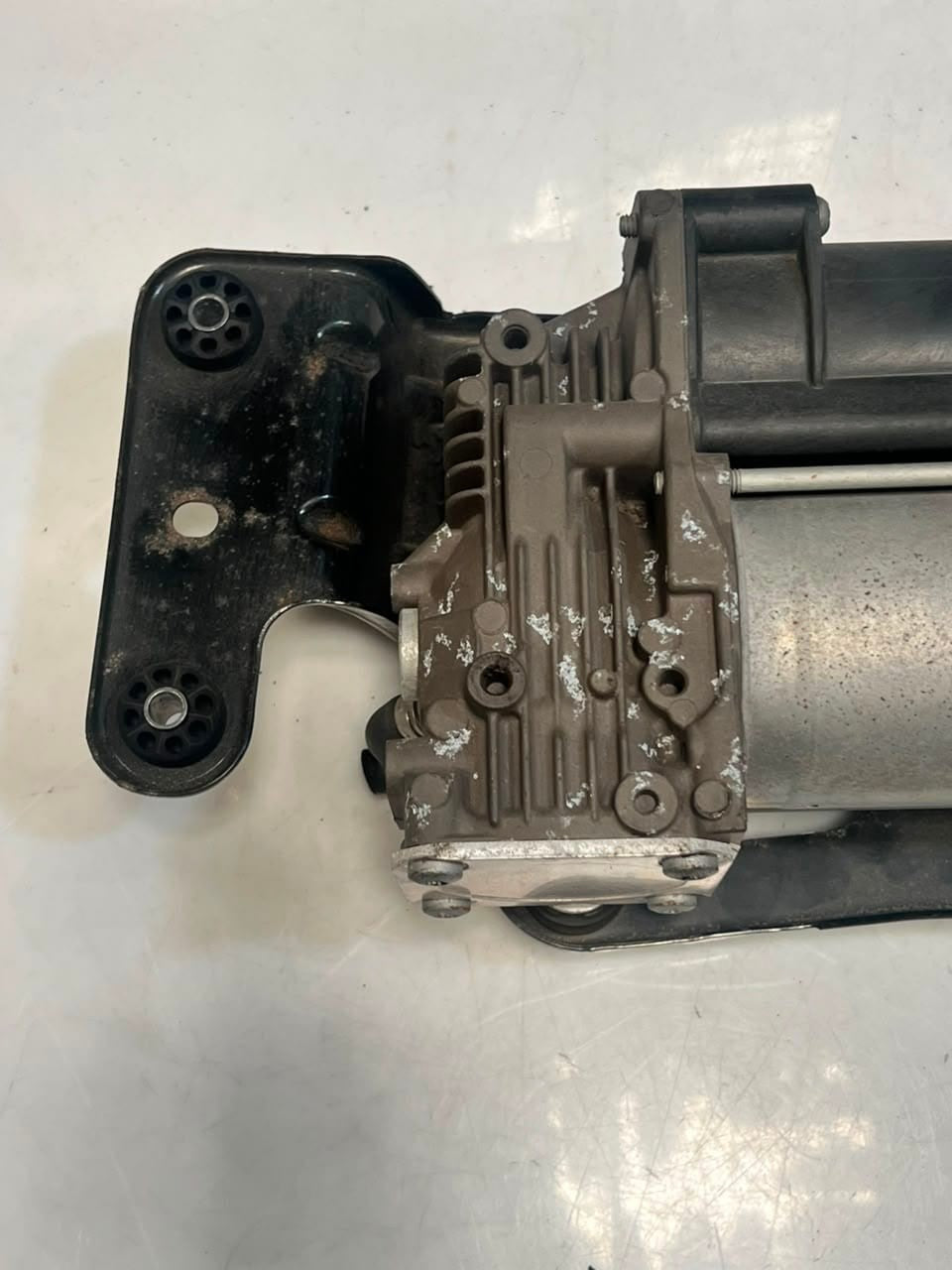 2007-2013 BMW X5 E70 and X6 E71 Air Suspension Compressor Pump 6859714 OEM
