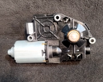 Load image into Gallery viewer, BMW E90/E92 F10 SUNROOF SLIDING/TILTING MOTOR OEM P/N 7193398
