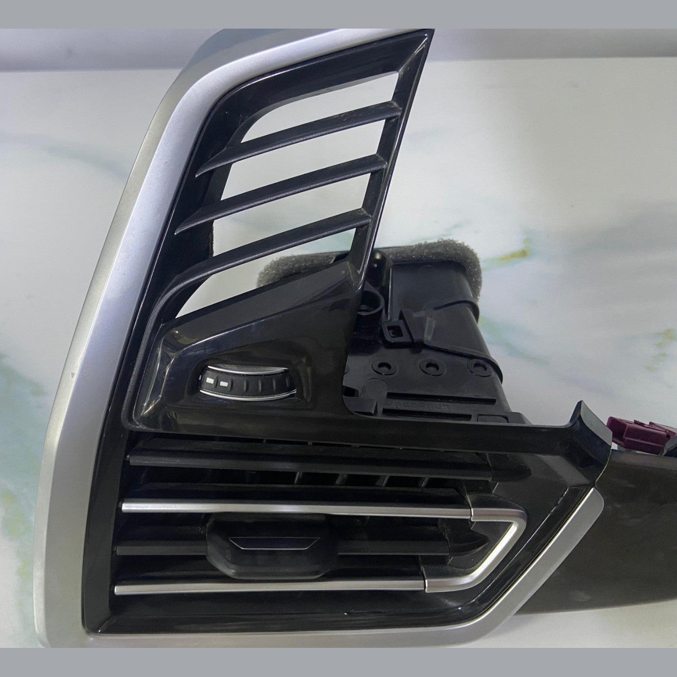 OEM BMW G05 F95 G06 F96 G07 Air Vent Fresh Air Grill Left 9399469