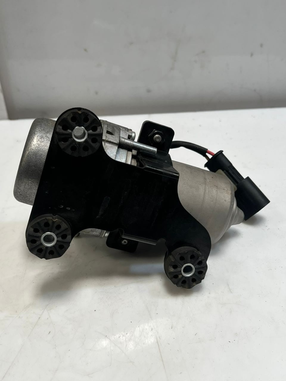 BMW 5 Series F10 F11 N55 3.0 ENGINE Brake BOOSTER Vacuum Pump 6857404 OEM