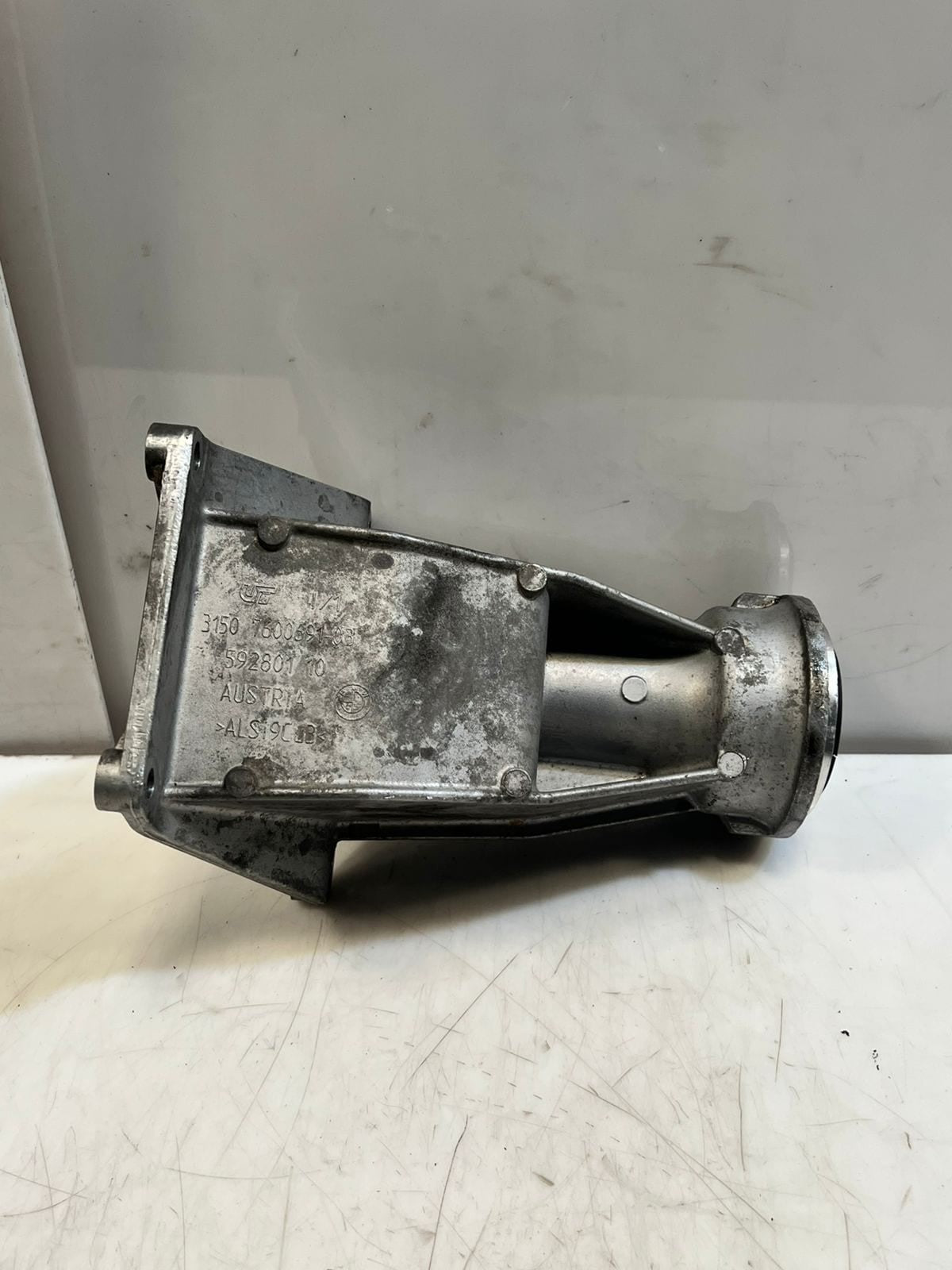 2014-2018 BMW X5 F15 and E70 LCI FRONT Driveshaft Support Bracket 7600691 OEM