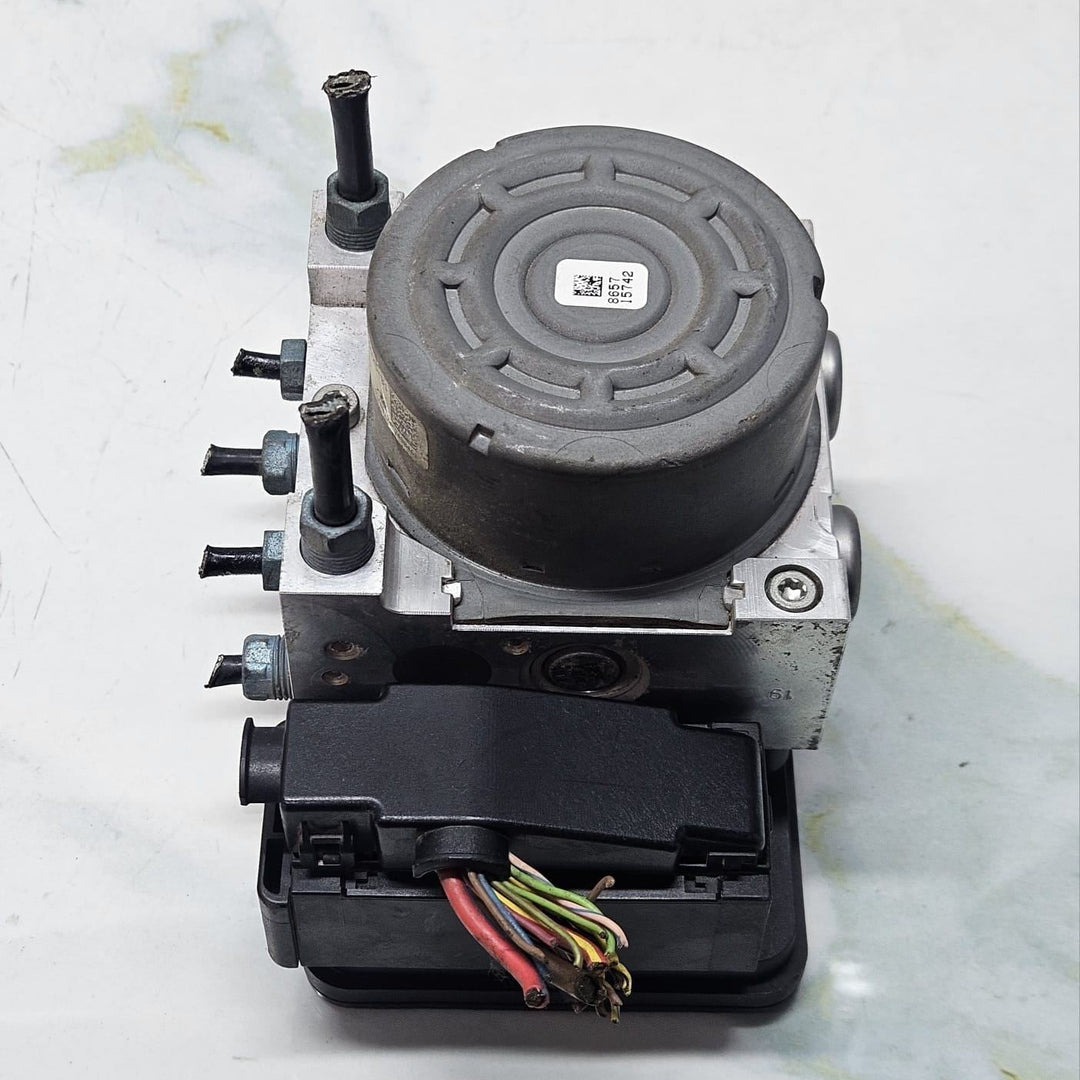 2014-2015 BMW 320i Anti Lock Brake Pump Module 6869726