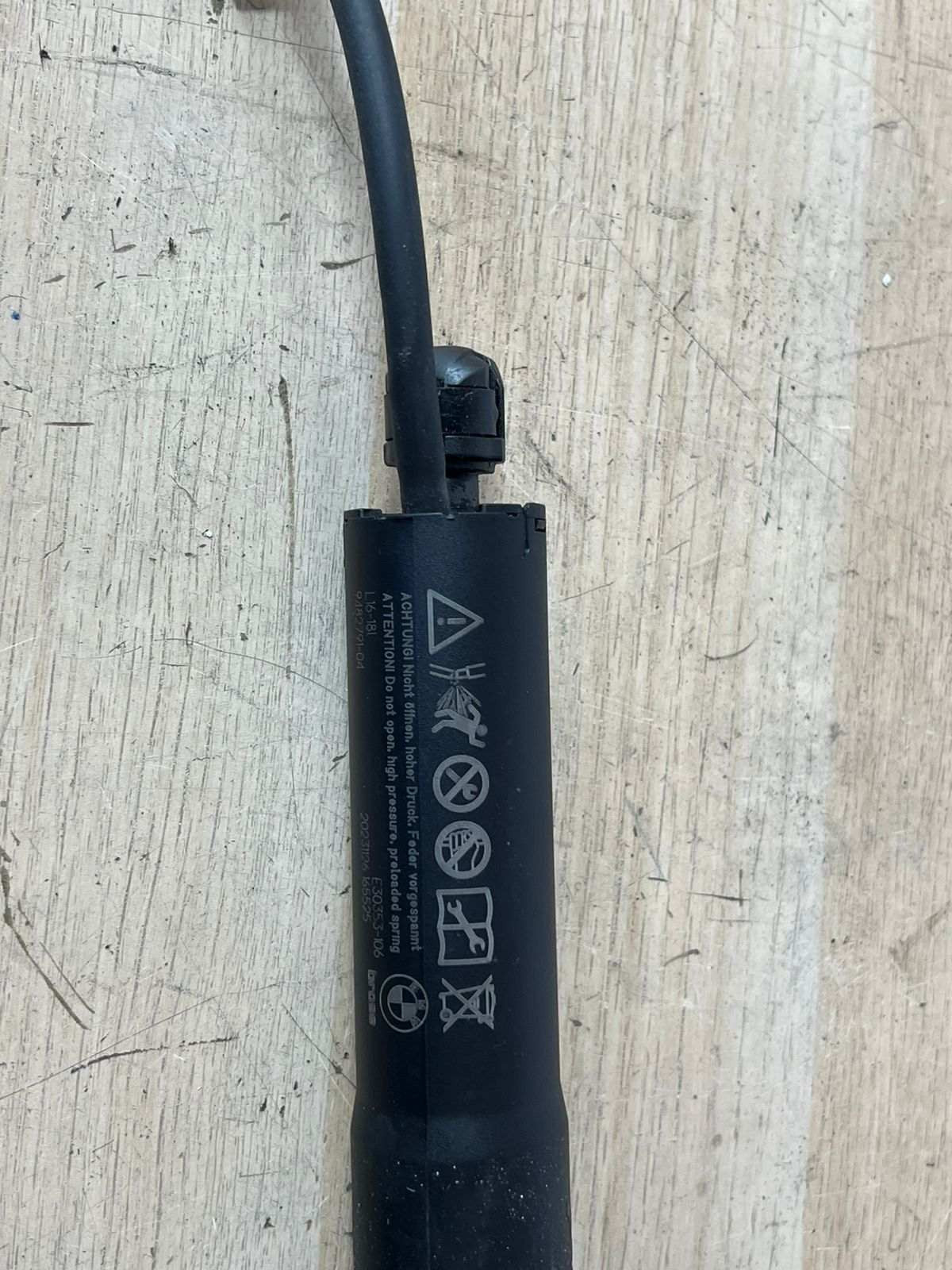 2018-2023 BMW 530e xDrive Tailgate Gas Strut 9482791 5 Series G31 Right SIDE