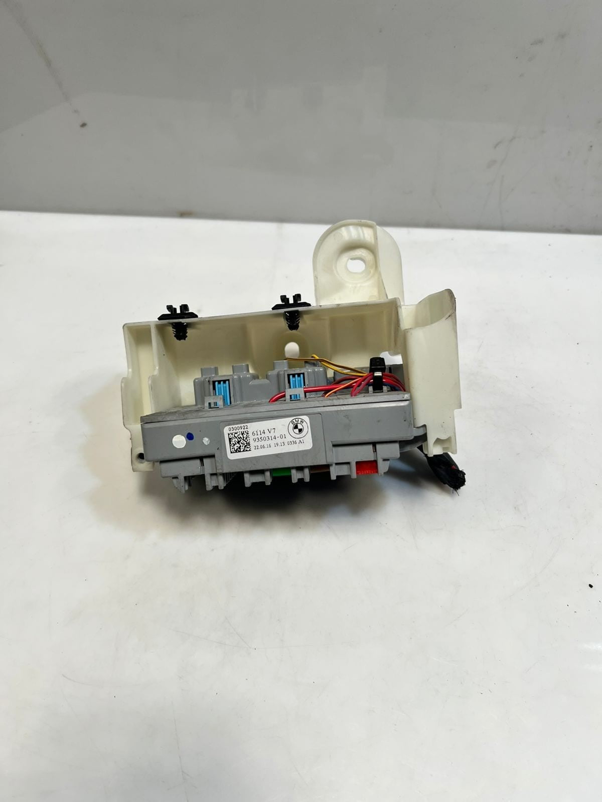 BMW 330i G20 G21 G30 G31 G11 FRONT LEFT SIDE POWER DISTRIBUTION Fuse Box 9350314