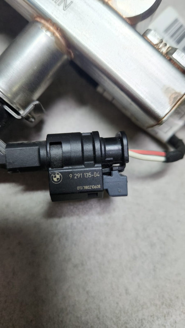 Genuine 2023-2025 BMW X1 Fuel Injector Rail With Injectors 8489600