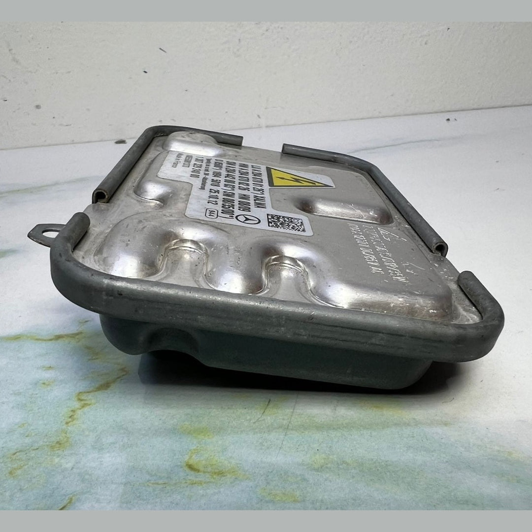 2010-2013 Mercedes C200 Xenon Headlight Ballast Control Unit A2048700126 W204