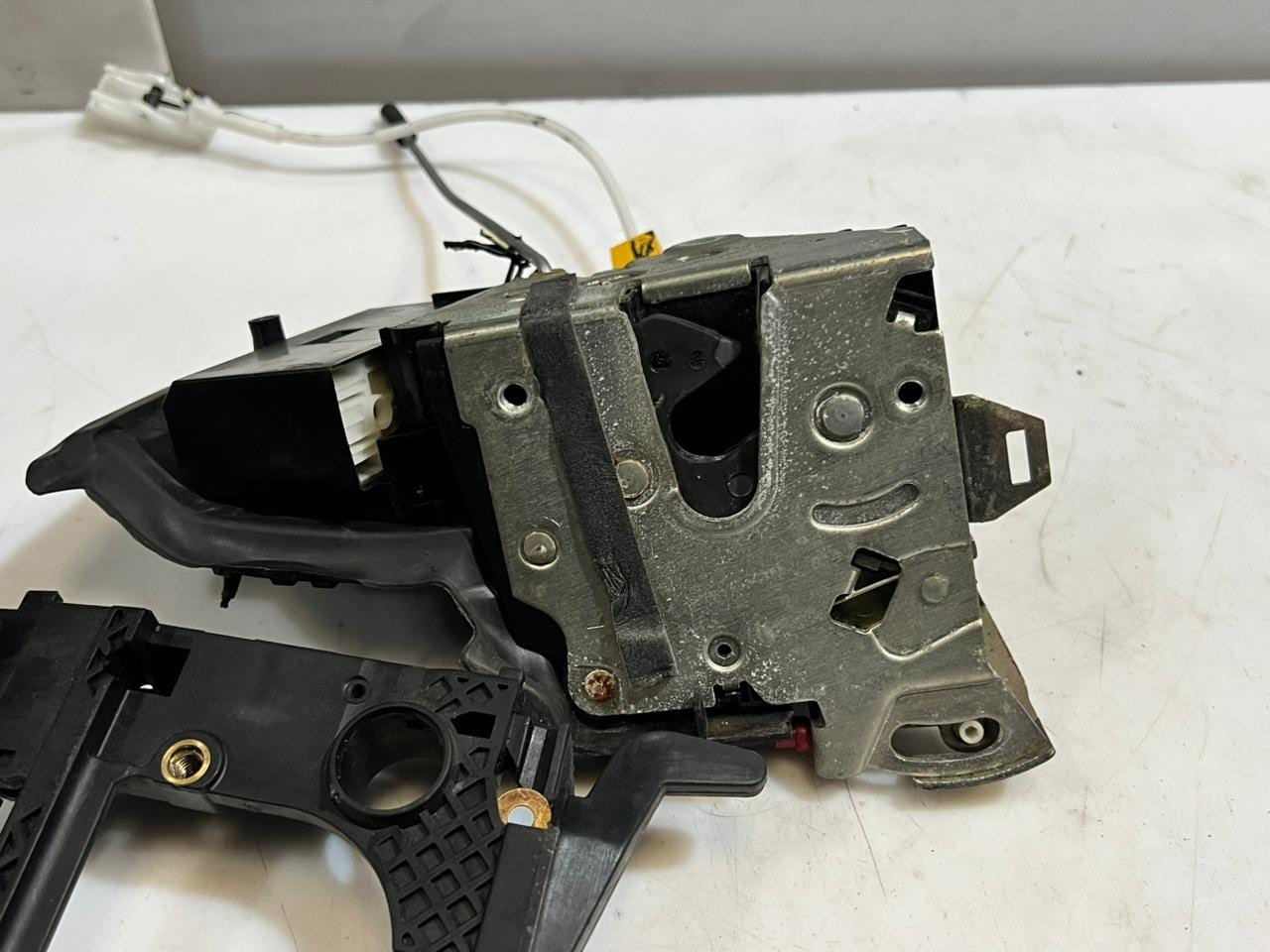 BMW 5 Series E39 Front Door Lock Mechanism Front Left 8235125 OEM