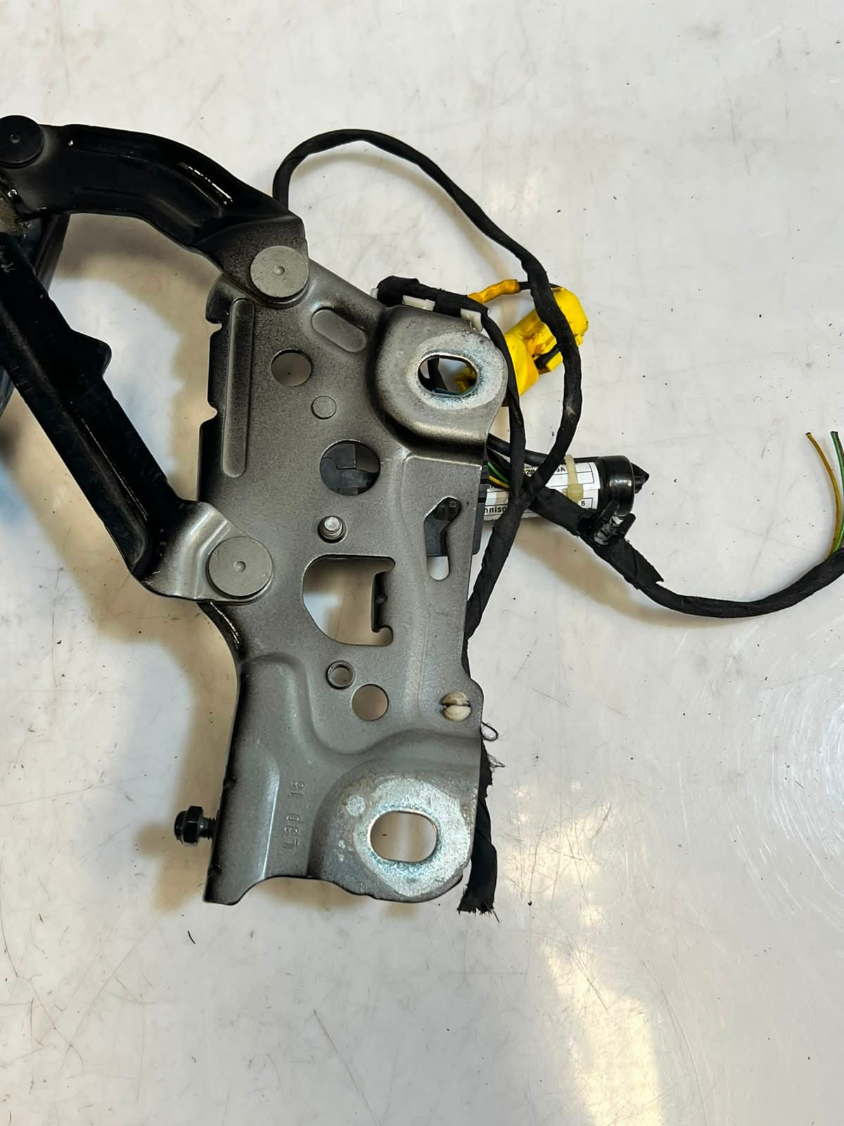 2018 BMW 7 5 Series G30 G31 ENGINE BONNET Hood Hinge PASSENGER SIDE 7347407 OEM
